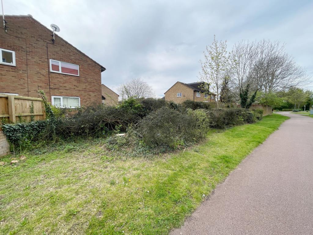 Lot: 11 - FREEHOLD PARCELS OF LAND - Thin parcel of land along Kings Hedges Road